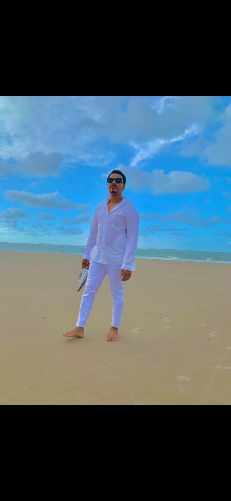 Isaac Almeida em retrato elegante